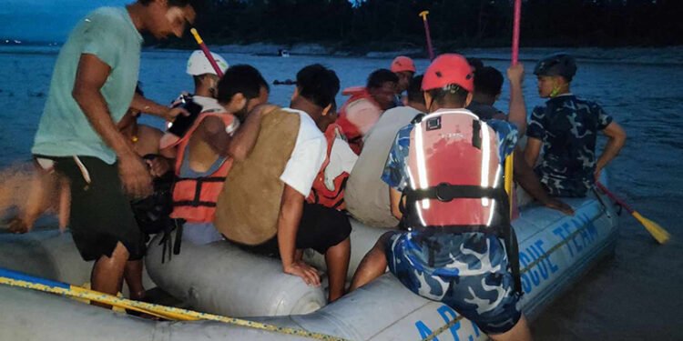 नारायणी नदीको बीचमा फसेका २२ जनाको उद्धार