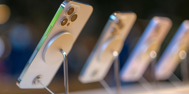 एप्पलको घोषणाः अब अमेरिकामा बोकिने आइफोनमा लेखिनेछ- मेड इन इन्डिया’