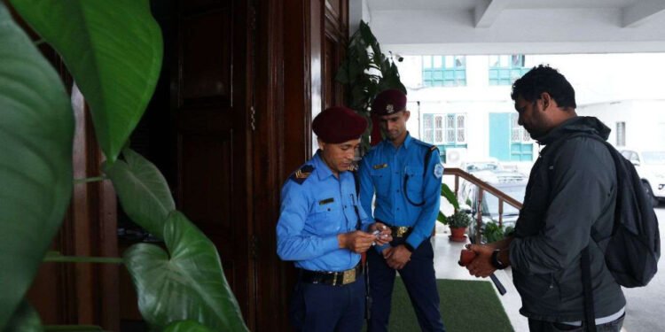 अर्थ मन्त्रालय प्रवेशमा कडाई, मन्त्री र कर्मचारी रातैभरि