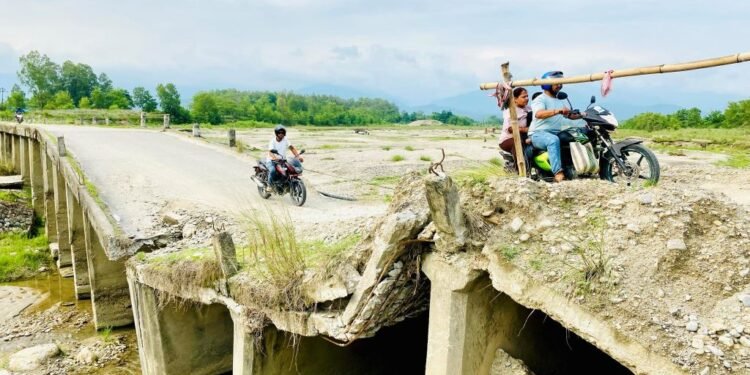 अझै बनेन दुई वर्षअघि भासिएको बिरिङको पुल