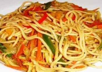 धेरै चाउमिन खाँदा कुन रोग लाग्छ ? स्वास्थ्य विशेषज्ञहरू भन्छन्-स्वाद पछाडि लुकेको खतरा !