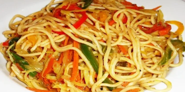 धेरै चाउमिन खाँदा कुन रोग लाग्छ ? स्वास्थ्य विशेषज्ञहरू भन्छन्-स्वाद पछाडि लुकेको खतरा !