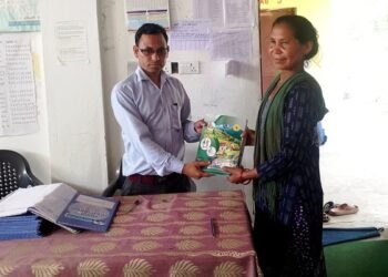 बाउन्न वर्षको उमेरमा विद्यालय भर्ना भएर कक्षा १ मा पढ्दै वडासदस्य डल्लीदेवी