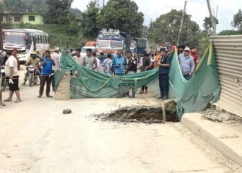 सोताङखोलाको पुल भासिँदा पृथ्वी राजमार्ग पूर्णरूपमा अवरुद्ध