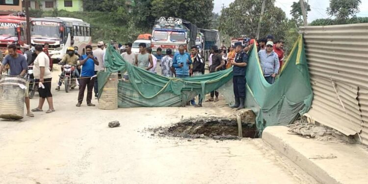 सोताङखोलाको पुल भासिँदा पृथ्वी राजमार्ग पूर्णरूपमा अवरुद्ध