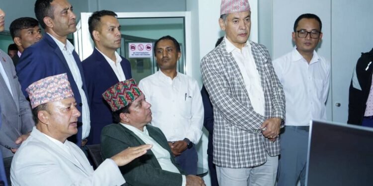 बत्ती नजाँदै गयो भनेर आतंक फैल्याउनेको नम्बर नोट गरेर प्रहरीलाई दिनूस्, दण्डित गरिन्छ : उर्जामन्त्री खड्का