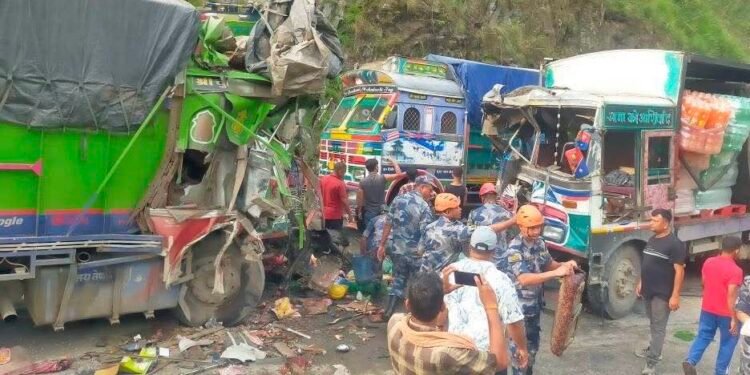 दुईवटा ट्रक एकआपसमा ठोक्किंदा सात जना घाइते