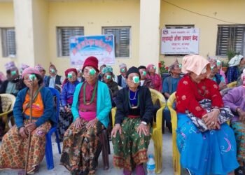 निःशुल्क आँखा परीक्षण गराउन पाउँदा वृद्धवृद्धा खुसी