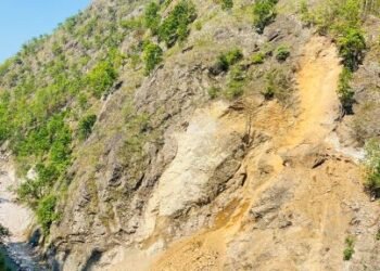 सडकको चट्टान फोर्न ‘केमीकल’ प्रयोग गरिने