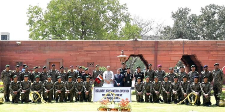 भारतीय सेनाको टोलीका २४ जनाले गरे एकैदिन सफल सगरमाथा आरोहण