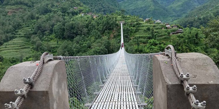 मुस्ताङको छैरो तिब्बती क्याम्प जाने झोलुङ्गे पुल जोखिममा