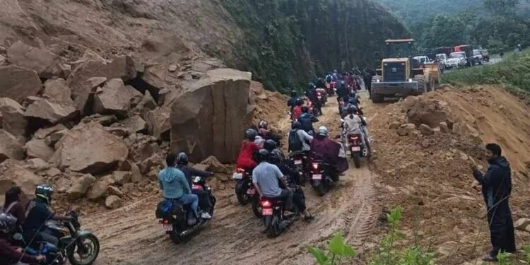 पहिरोका कारण कान्तिलोकपथ अवरुद्ध