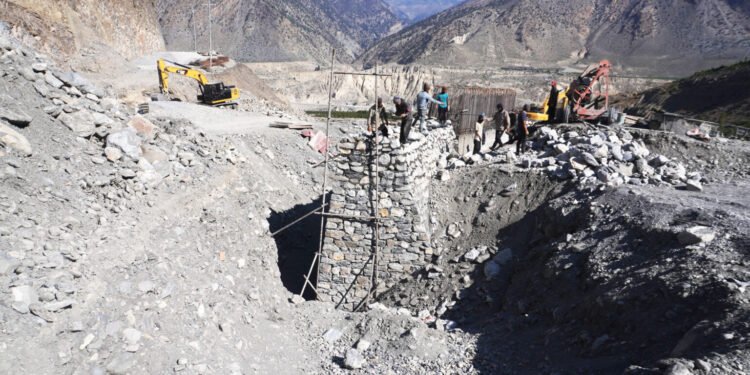 मुस्ताङको ठिनी खोलामा धमाधम मोटरेबल पुल बन्दै