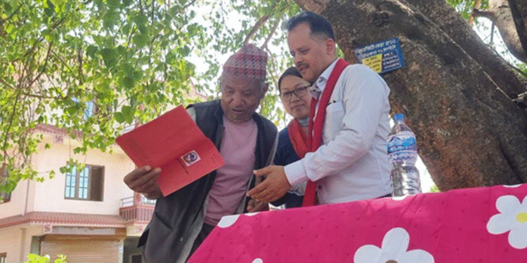 भोगचलन गरेको पैतीस वर्षपछि २६ परिवारले पाए जग्गाधनी प्रमाणपत्र