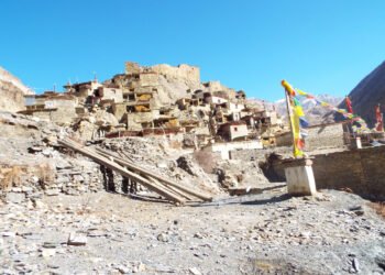 बर्खा लाग्यो : डरै डरमा मनाङका माटाका घर