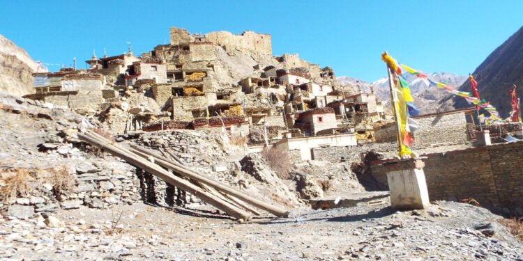 बर्खा लाग्यो : डरै डरमा मनाङका माटाका घर