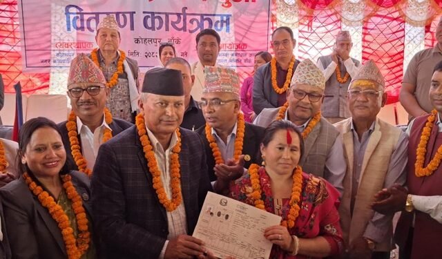 भूमिहीन दलितलाई जग्गाधनी प्रमाणपत्र वितरण