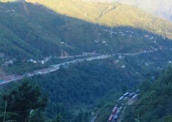 नागढुंगा–नौबिसे सडकमा रातभर जाम, बस नालीमा खस्दा एक गम्भीर घाइते