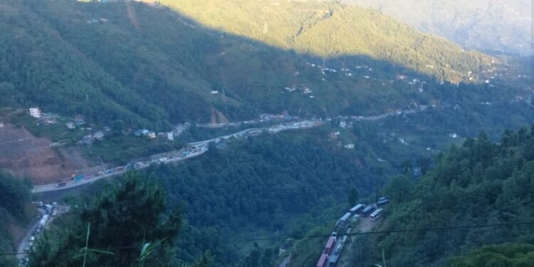 नागढुंगा–नौबिसे सडकमा रातभर जाम, बस नालीमा खस्दा एक गम्भीर घाइते