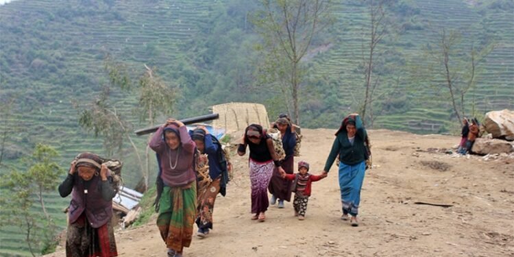 खानेपानी अभावमा बागलुङको दगातुन्डाँडाका बासिन्दा बसाइँ सर्न बाध्य