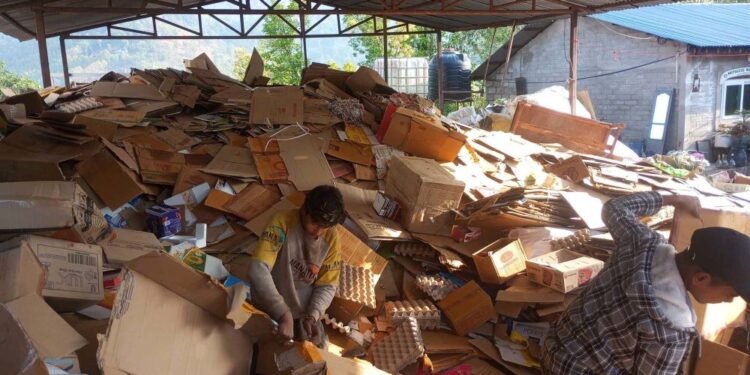 ‘फोहरबाट मोहर’ कमाउँदै स्नातक गरेका युवा