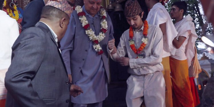 सिंहासनको भूत देख्दै पूर्वराजा -धर्मको खोलमा राजनीति, जनताको चेतनालाई चुनौती