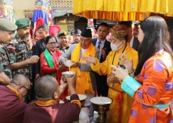 राष्ट्रपतिद्वारा बौद्धस्थित ल्हाखाङ गुम्बामा पूजाआराधना