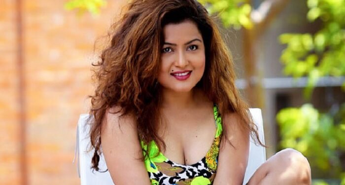 रङ्गमञ्चमा रेखाको इन्ट्री