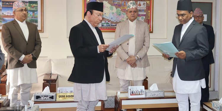 नवनियुक्त गभर्नर पौडेलले प्रधानन्यायाधीशबाट लिए शपथ