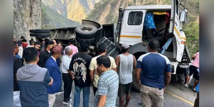 ट्रक पन्छाएपछि नारायणगढ–मुग्लिङ सडक सुचारु