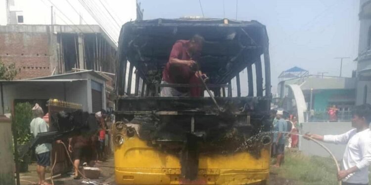 रुपन्देहीमा विद्यार्थी बोकेको बसमा आगलागी, सबै विद्यार्थी सकुशल उद्धार