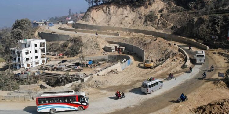 वर्षाले सूर्यविनायक–साँगा सडकमा एकतर्फी सवारी सञ्चालन, भक्तपुरबाट काभ्रे जाने सवारीलाई डाइभर्सन