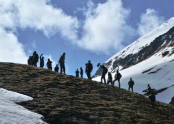 यार्सागुम्बा सङ्कलनका लागि शिक्षक–विद्यार्थी हिमालतिर, विद्यालय बन्द