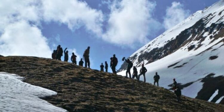 यार्सागुम्बा सङ्कलनका लागि शिक्षक–विद्यार्थी हिमालतिर, विद्यालय बन्द