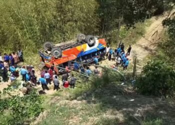 धनकुटा बस दुर्घटना: एकको मृत्यु, १४ घाइते