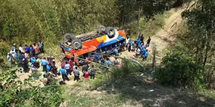 धनकुटा बस दुर्घटना: एकको मृत्यु, १४ घाइते