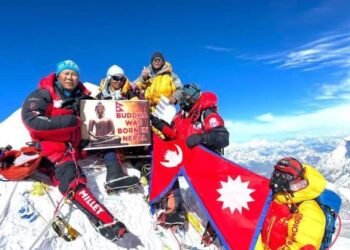 एकै परिवारका छ जनाले गरे मकालु हिमाल आरोहण