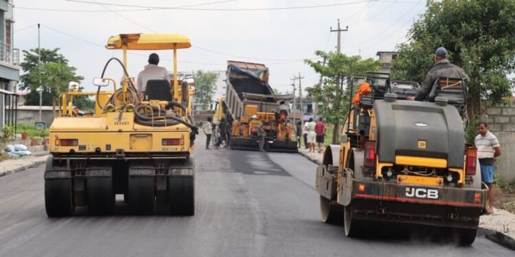 बिर्तामोडका विभिन्न सडक धमाधम कालोपत्र गरिँदै
