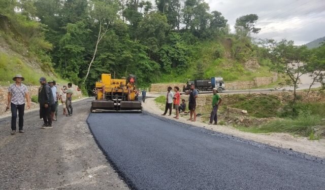 दोर्दी केन्द्र जोड्ने सडक कालोपत्र गर्न सुरु