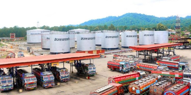 वीरगञ्ज नाकाबाट १० महिनामा एक खर्ब ५५ अर्बको पेट्रोलियम पदार्थ आयात