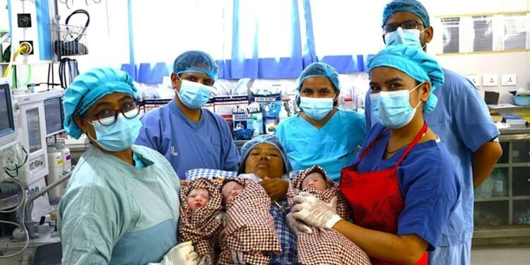 तिम्ल्याहा शिशु जन्माएकी हीरालाई मोलुङ गाउँपालिकाबाट ५० हजार सहयोग