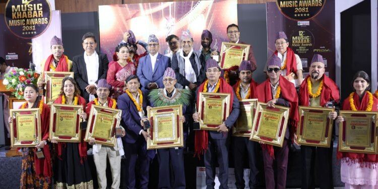 फोटो पत्रकार वन्त म्युजिक खबर फोटो पत्रकारिता विधाबाट सम्मानित, विशिष्ट गीतकारको सम्मान यादव खरेललाई