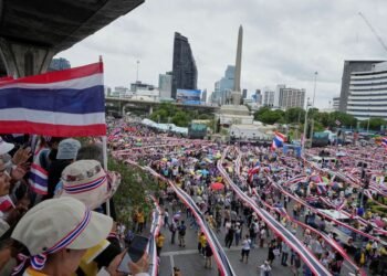 थाइल्याण्डका प्रधानमन्त्रीको राजीनामा माग्दै हजारौँ नेता तथा सर्वसाधारण सडकमा