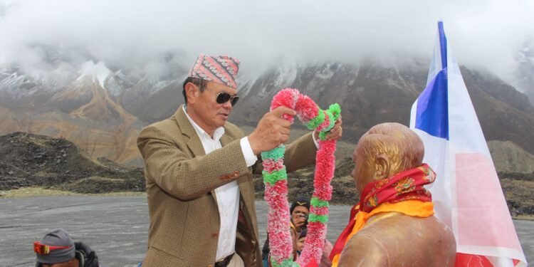 अन्नपूर्ण आधार शिविरमा प्रथम आरोहीको सालिक अनावरण