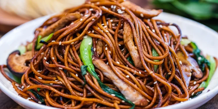 चाउमिन क्रेजले स्वास्थ्य जोखिम निम्त्याउँने विज्ञहरूको चेतावनी