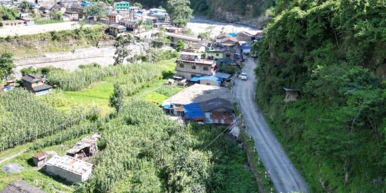 धवलागिरिको केन्द्र जोड्ने सडक स्तरोन्नति गरिँदै