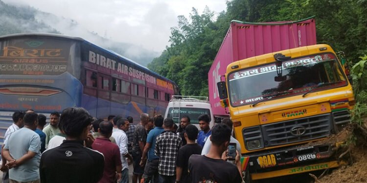 धादिङको थाक्रेमा तीनवटा सवारी साधन ठोक्किए