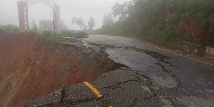 वर्षाले सडक भासिँदा ढुङ्गागाढे–खाब्दी भञ्ज्याङ सडक अवरुद्ध