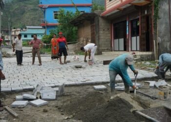 गलेश्वर बजार सौन्दर्यीकरण: सडकमा ढुङ्गा बिछ्याउन थालियो