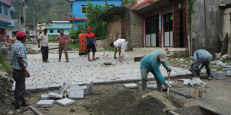 गलेश्वर बजार सौन्दर्यीकरण: सडकमा ढुङ्गा बिछ्याउन थालियो